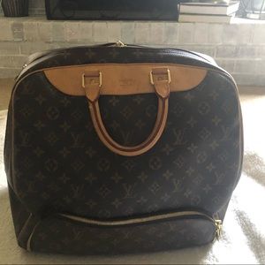 Authentic Louis Vuitton cary on bag.